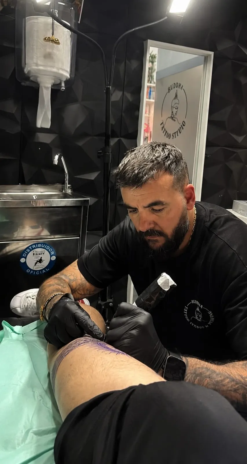 Dany tatuando en Buddha Tattoo Vallecas